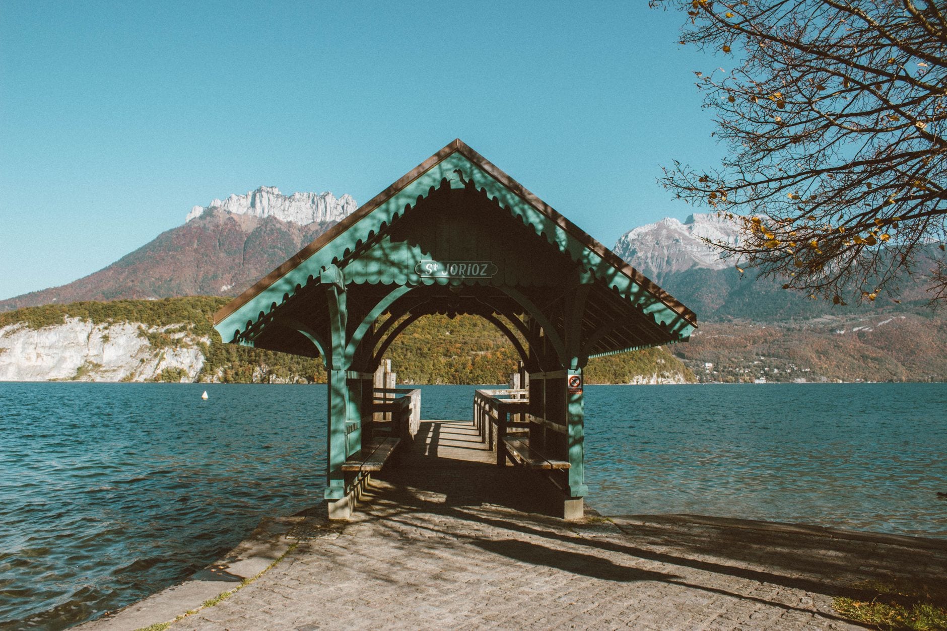 bord du lac d'Annecy management